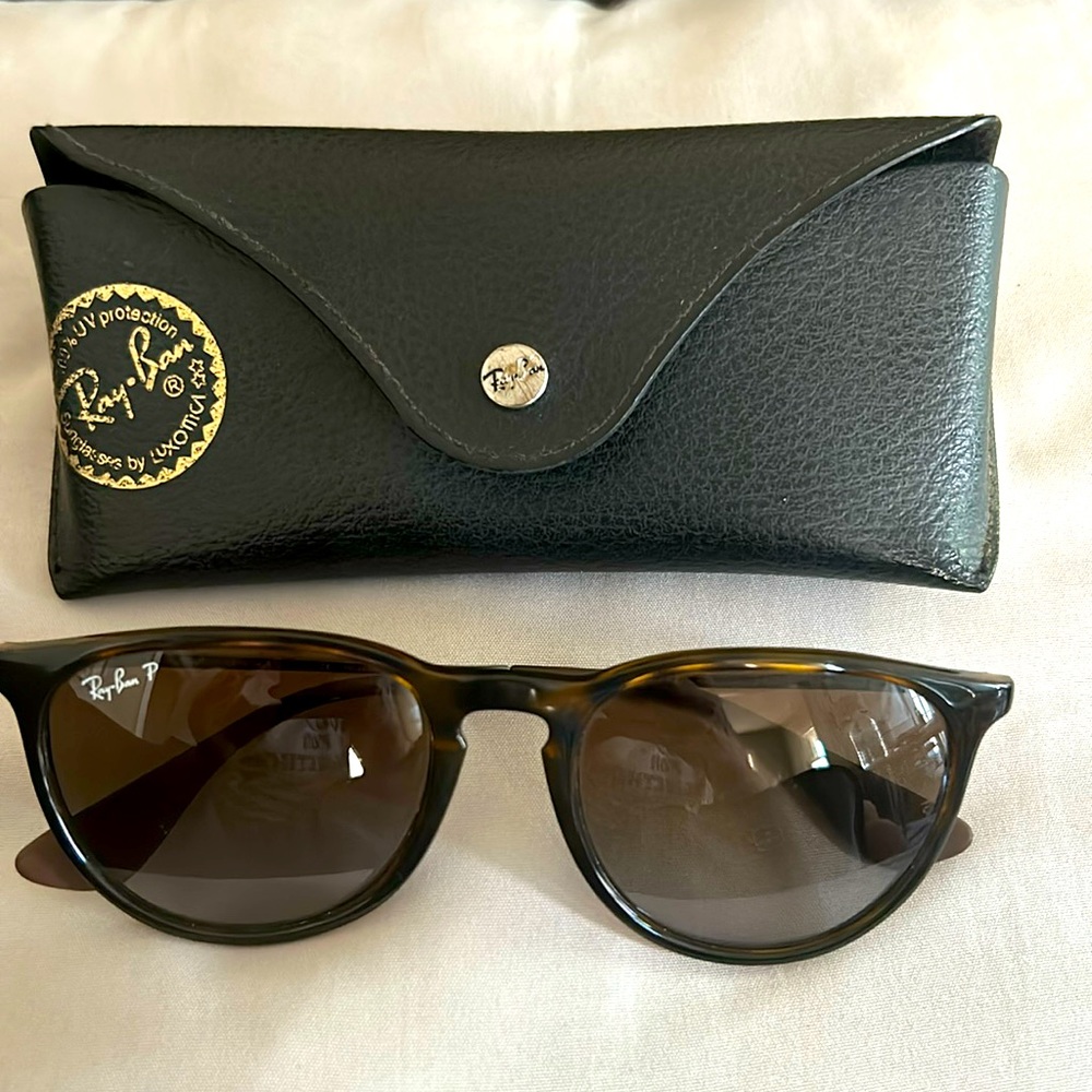 These are “Erika” by RayBan turtleshell